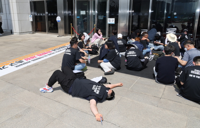 전세사기 피해자들이 16일 국회 중앙현관 입구를 점거하고 있다. 이들은 이날 국회 앞 계단에서 열린 전세사기·깡통전세 특별법 제정 촉구 기자회견 참석자들이다. 회견은 전세사기깡통전세피해자전국대책위, 전세사기깡통전세문제해결을 위한시민사회대책위가 주최했다. 연합뉴스