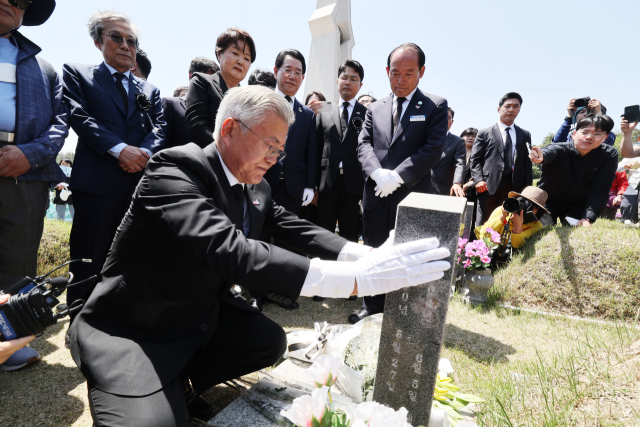 문재인 전 대통령이 17일 오전 광주 북구 운정동 국립5·18민주묘지를 찾아 고(故) 문재학 열사의 묘역을 참배하고 있다. 연합뉴스