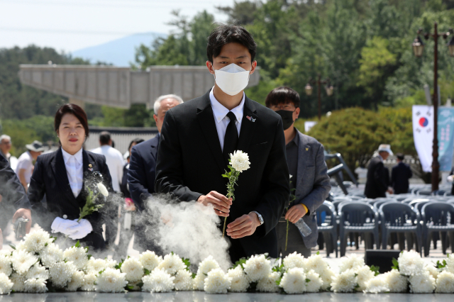 전직 대통령 고 전두환씨의 손자 전우원씨가 17일 광주 북구 국립5·18민주묘지에서 열린 5·18 민중항쟁 제43주년 추모식에 참석해 헌화하고 있다. 연합뉴스