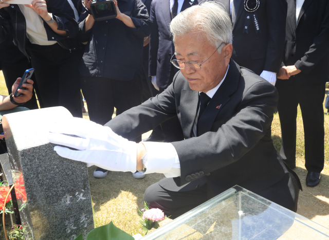 문재인 전 대통령이 17일 오전 광주 북구 망월동 5·18 구묘역에서 고(故) 이한열 열사 묘소를 찾아 참배하고 있다. 연합뉴스