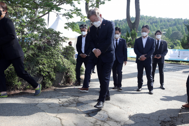 2021년 5월 18일 광주 망월묘역을 찾아 전두환 비석을 밟은 이재명 당시 경기도지사. 연합뉴스