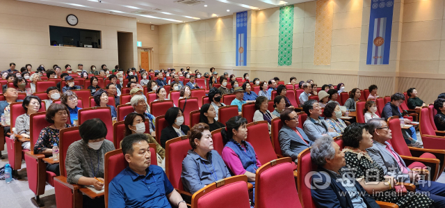 경산시립박물관이 진행하는 제17기 박물관대학의 수강생들이 강의를 듣고 있는 모습. 경산시립박물관 제공