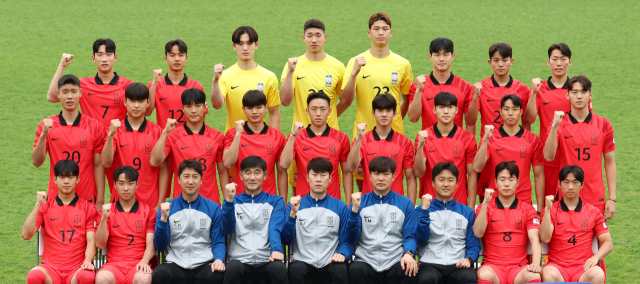 지난 7일 오후 경기도 파주 축구국가대표트레이닝센터(NFC)에서 국제축구연맹(FIFA) 20세 이하(U-20) 아르헨티나 월드컵을 앞두고 열린 미디어데이에서 김은중 감독과 선수들이 포즈를 취하고 있다. 연합뉴스