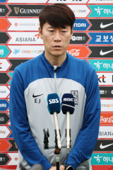 김은중 U-20 축구대표팀 감독이 지난 7일 오후 경기도 파주 축구국가대표트레이닝센터(NFC)에서 국제축구연맹(FIFA) 20세 이하 아르헨티나 월드컵을 앞두고 열린 미디어데이에서 취재진과 인터뷰를 하고 있다. 연합뉴스