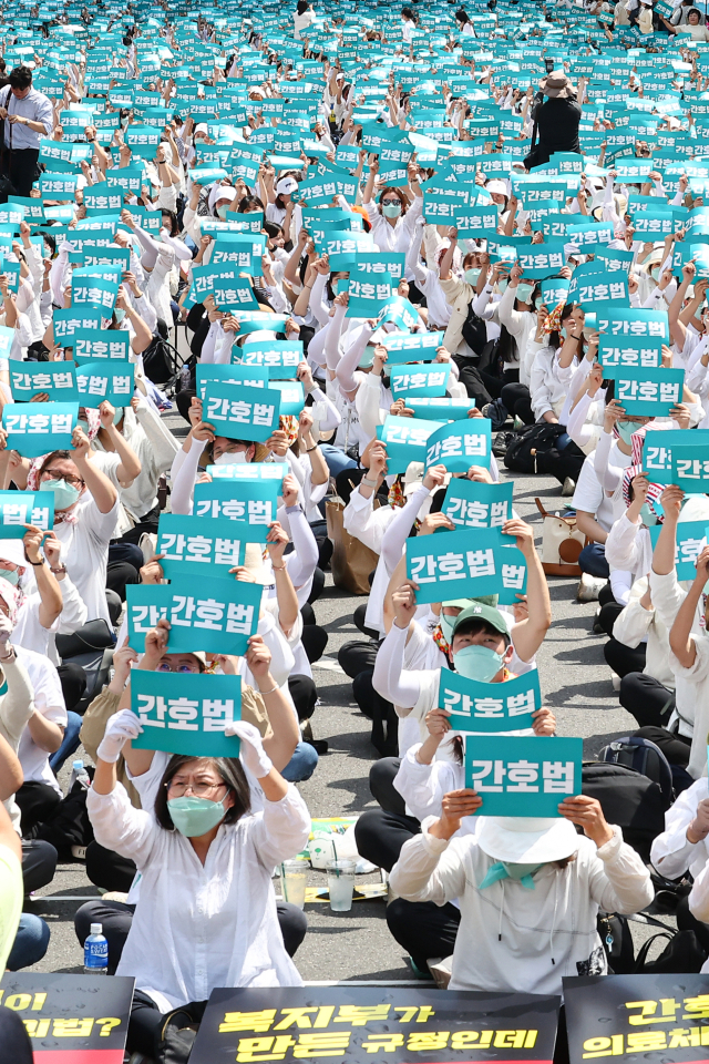 대한간호협회 회원들이 지난 5월 19일 서울 종로구 세종대로 일대에서 윤석열 대통령의 간호법 거부권 행사를 규탄하는 총궐기대회를 열고 있다. 연합뉴스