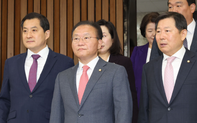 국민의힘 윤재옥 원내대표(가운데), 박대출 정책위의장(왼쪽), 이철규 사무총장(오른쪽)이 19일 오전 서울 여의도 국회에서 열린 원내대책회의에 참석하고 있다. 연합뉴스