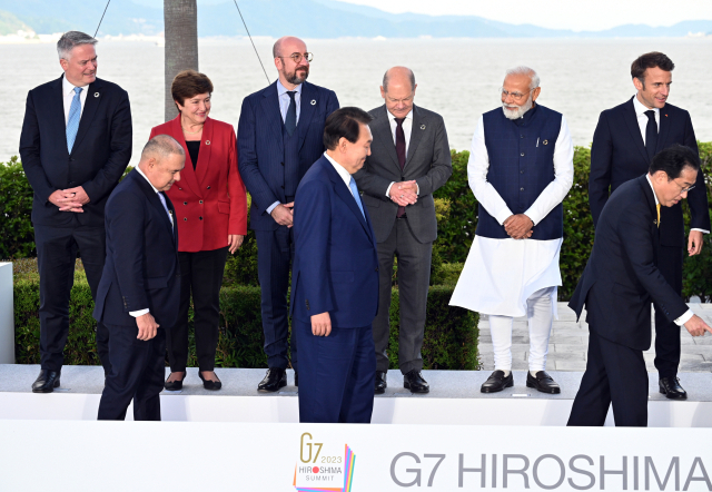 G7 의장국인 일본 초청에 따른 참관국(옵서버) 자격으로 G7 정상회의 참석한 윤석열 대통령이 20일 일본 히로시마 그랜드프린스호텔에서 열린 G7 정상회의에서 각국 정상들과 기념촬영을 위해 입장하고 있다. 연합뉴스