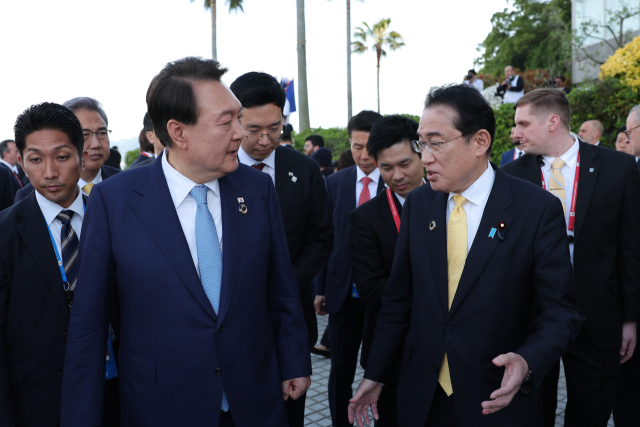 G7 의장국인 일본 초청에 따른 참관국(옵서버) 자격으로 G7 정상회의 참석한 윤석열 대통령이 20일 일본 히로시마 그랜드 프린스 호텔에서 열린 G7 정상회의에서 각국 정상들과 기념촬영을 마친 뒤 기시다 후미오 일본 총리와 대화하고 있다. 연합뉴스