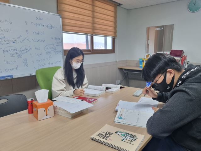 대구 서구 학교밖청소년지원센터에서 청소년들이 검정고시를 준비하고 있다. 대구 서구청 제공