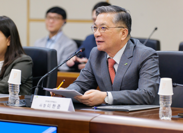 이한준 한국토지주택공사 사장이 지난 18일 경남 진주시 한국토지주택공사 본사에서 열린 국토교통부 출입기자단과의 간담회에서 발언하고 있다. 연합뉴스