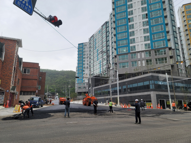 지난 5월 22일 입주 예정일을 9일 앞두고 아파트 진·출입구 공사에 한창이던 북구 태전동 신축 아파트의 모습. 매일신문 DB