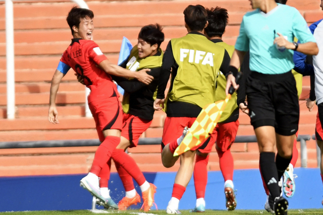 한국 U-20 축구대표팀의 이영준이 23일(한국 시간) 아르헨티나 멘도사 스타디움에서 열린 2023 국제축구연맹(FIFA) U-20 월드컵 F조 1차전 프랑스와의 경기에 출격, 추가골을 넣은 뒤 거수 경례하는 세리머니를 선보이고 있다. 이영준은 군 축구팀인 김천 상무 소속이다. AP연합뉴스