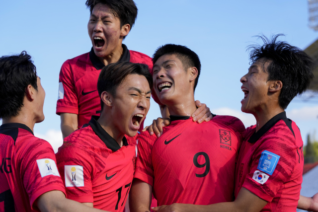 한국 U-20 축구대표팀의 이영준(9번)이 23일(한국 시간) 아르헨티나 멘도사 스타디움에서 열린 2023 국제축구연맹(FIFA) U-20 월드컵 F조 1차전 프랑스와의 경기에 출격, 추가골을 넣은 뒤 동료들과 기쁨을 나누고 있다. AP연합뉴스