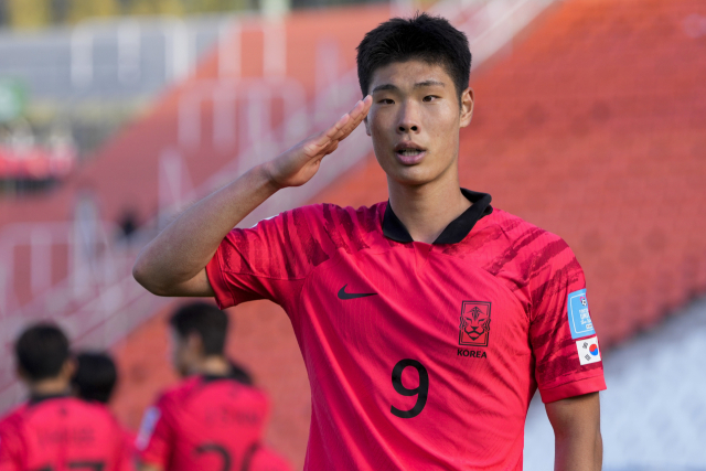 한국 U-20 축구대표팀 선수들이 23일(한국 시간) 아르헨티나 멘도사 스타디움에서 열린 2023 국제축구연맹(FIFA) U-20 월드컵 F조 1차전 프랑스와의 경기를 2대1로 마친 뒤 기쁨을 나누고 있다. AP연합뉴스