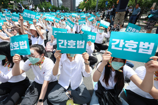 대한간호협회 회원들이 지난 5월 19일 서울 종로구 세종대로 일대에서 열린 윤석열 대통령의 간호법 거부권 행사 규탄 총궐기대회에서 구호를 외치고 있다. 연합뉴스