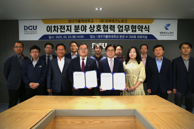 경북테크노파크(경북TP)와 대구가톨릭대학교가 지난 23일 2차전지 분야 협력체계 구축, 교류 확대를 위한 업무협약을 체결했다. 경북TP 제공