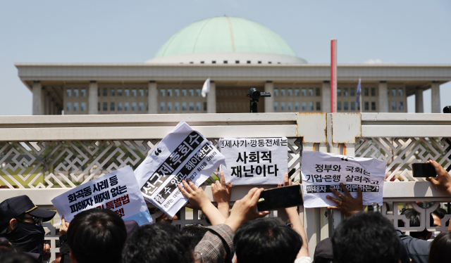 전세사기·깡통전세 피해자 전국 대책위원회와 문제해결을 위한 시민사회 대책위원회 관계자들이 23일 서울 여의도 국회 앞에서 