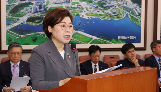 김정재 국토교통위원회 국토법안심사소위원장이 24일 오전 서울 여의도 국회에서 열린 국토교통위원회 전체회의에서 전세사기 피해 지원 특별법 심사보고를 하고 있다. 연합뉴스