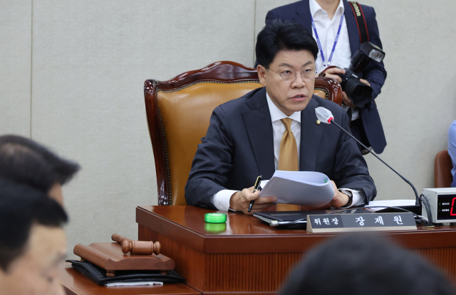 장제원 행정안전위원회 위원장이 25일 오전 서울 여의도 국회에서 열린 행전안전위원회 전체회의에서 발언하고 있다. 이날 행안위는 전세사기 피해 지원을 위한 