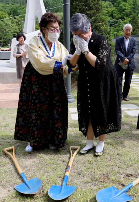 대구·경북지역 형무소 재소자 희생 사건 유해발굴 개토제가 24일 대구 달성군 가창면 10월 항쟁 한국전쟁 전후 민간인 희생자 위령탑에서 열렸다. 희생자 유가족 및 진실화해위원회 관계자 등 참석자가 헌화를 하고 있다. 김영진 기자 kyjmaeil@imaeil.com