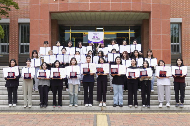 제13회 대구광역시장배 국제피부미용경기대회에서 수상한 계명문화대 뷰티스킨테라피과 학생들. 계명문화대 제공