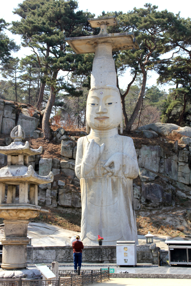 은진미륵. 고려 광종 때 만든 국내 불상 유물 가운데 최대 규모.