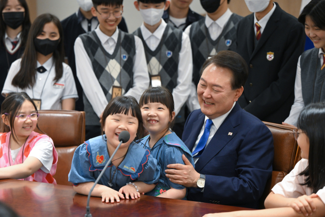 윤석열 대통령이 24일 서울 용산 대통령실 청사에서 한국형 발사체 누리호(KSLV-Ⅱ)의 3차 발사를 함께 시청하기로 했던 초중고생들과 모의 확대회담 체험을 하고 있다. 한편 이날 예정이었던 누리호 발사는 기술적 문제로 연기됐다. 연합뉴스