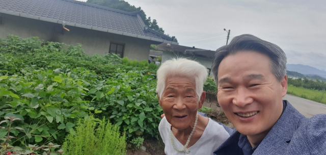 채홍호(사진 오른쪽) 전 대구시행정부시장이 어머니 고 권태련 씨와 함께 찍은 셀카. 채홍호 전 대구시행정부시장 제공.