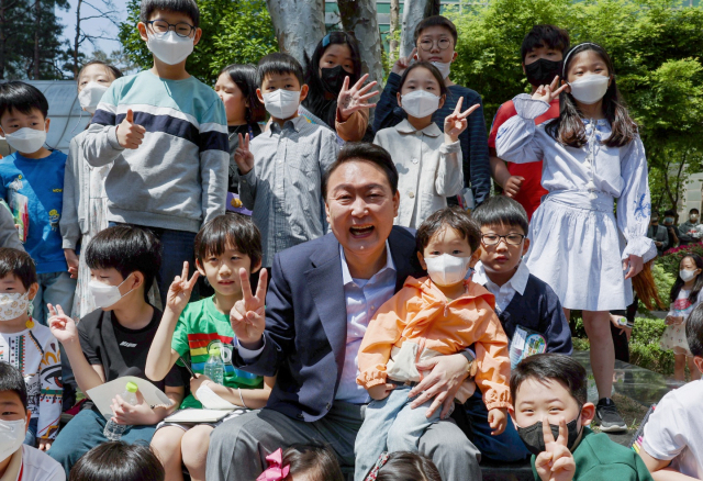 윤석열 대통령 당선인이 지난해 어린이날(2022년 5월 5일) 오전 자택이 있는 서초구 주상복합단지 내에서 입주민 어린이들과 기념촬영을 하고 있다. 연합뉴스