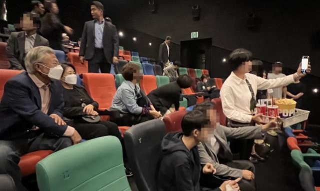 문재인 전 대통령과 부인 김정숙 여사가 12일 경남 양산시의 한 멀티플렉스 영화관에서 자신의 퇴임 후 일상을 다룬 다큐멘터리 영화 