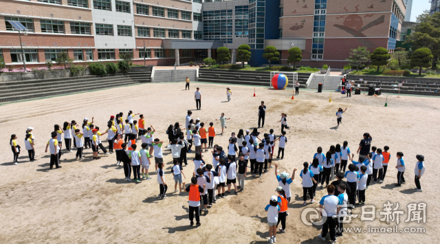 25일 오전 동대구초등학교 운동장에서 5학년 학생들이 운동회를 즐기고 있다. 안성완 기자 asw0727@imaeil.com