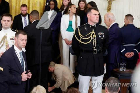 연설 중 서있던 선수가 쓰러지자 지켜보는 조 바이든 미국 대통령(우측에서 두번째) 워싱턴 로이터=연합뉴스