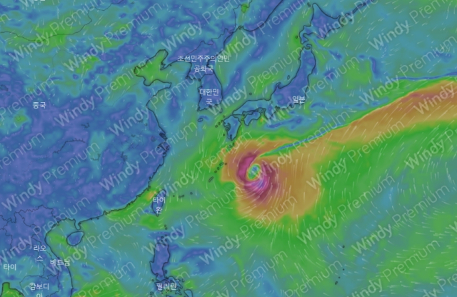 유럽중기예보센터(ECMWF) 모델 예상 6월 5일 0시 태풍 마와르 위치. 대만 동쪽 해상에서 일본 오키나와 군도를 따라 북서진한 후 일본 큐슈 및 시코쿠 아래 바다에 위치한 모습이다.