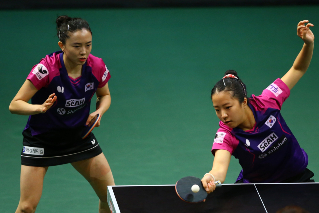 27일(현지시간) 남아프리카공화국 더반에서 열린 2023 국제탁구연맹(ITTF) 개인전 세계선수권대회 여자복식 결승 경기. 한국 여자탁구 대표팀의 전지희와 조를 이룬 신유빈(오른쪽)이 중국의 왕이디-천멍 조와 맞선 가운데 상대 공격을 받아내고 있다. EPA연합뉴스