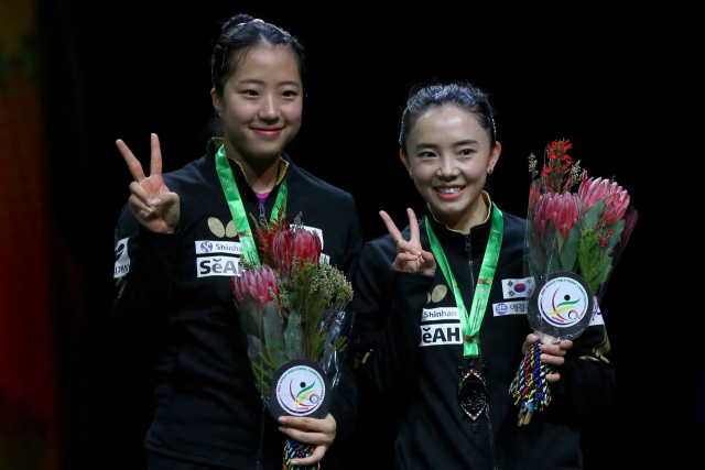 27일(현지시간) 남아프리카공화국 더반에서 열린 2023 국제탁구연맹(ITTF) 개인전 세계선수권대회 여자복식에서 은메달을 목에 건 한국 여자탁구 대표팀의 신유빈(왼쪽)-전지희 조. AFP연합뉴스