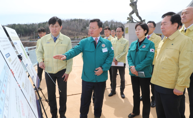 민선 8기 1년을 앞두고 안동시의 굵직굵직한 현안사업들이 속속 해결되고 있다. 권기창 시장은 100년 성장 기틀 마련을 위해 차근차근 노력하겠다는 의지를 밝히고 있다. 사진은 한화진 환경부 장관이 안동댐을 찾아 김형동 국회의원으로부터 댐주변지역 자연환경보존지역 해제 등에 대해 설명듣고 있다. 매일신문 DB