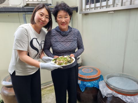 포항시 남구 효자동 등푸른회식당 박희영(왼쪽) 며느리와 채말숙 사장이 장독 앞에서 갓 썬 막회를 들고 환하게 웃고 있다. 배형욱 기자