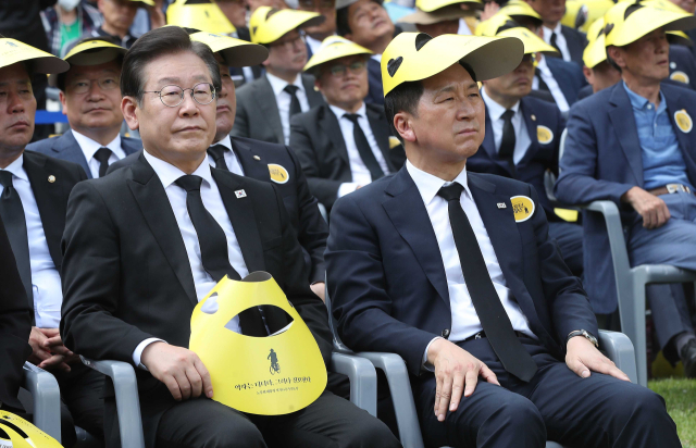 더불어민주당 이재명 대표(왼쪽)와 국민의힘 김기현 대표가 23일 경남 김해시 진영읍 봉하마을에서 열린 노무현 전 대통령 서거 14주기 추도식에 참석해 추도식 영상을 바라보고 있다. 연합뉴스