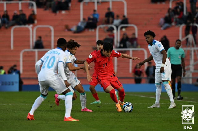 26일(한국시간) 아르헨티나 멘도사 스타디움에서 열린 2023 국제축구연맹(FIFA) 20세 이하(U-20) 월드컵 조별리그 F조 2차전 대한민국과 온두라스의 경기. 강성진이 볼다툼을 벌이고 있다. 연합뉴스