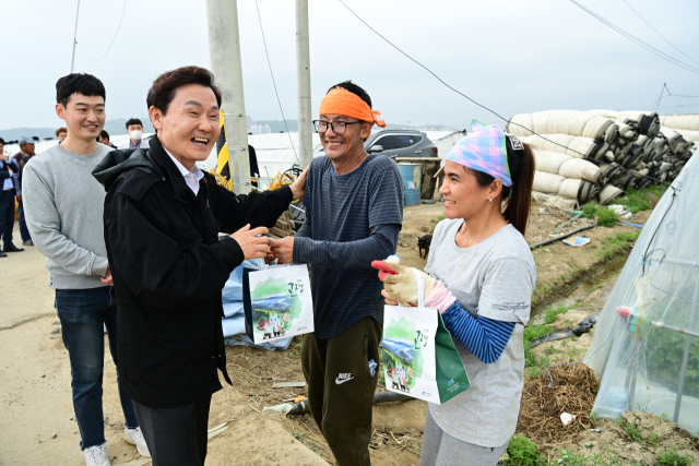 이남철 고령군수가 외국인 계절근로자가 일하고 있는 비닐하우스를 찾아가 선물을 전달하고 격려하고 있다. 고령군 제공