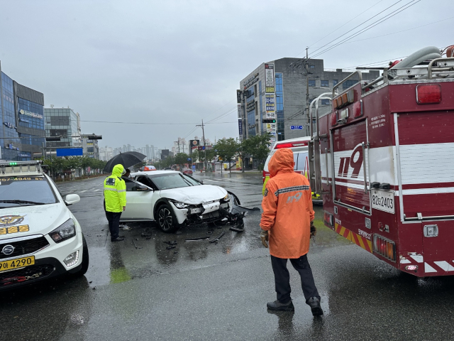 지난 28일 오전 포항시 북구 양덕동 한 교차로에서 발생한 교통사고를 경찰과 소방당국이 수습하고 있다. 포항북부소방서 제공.