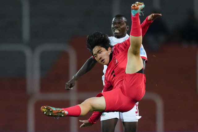 29일(한국 시간) 아르헨티나 멘도사 스타디움에서 열린 2023 국제축구연맹(FIFA) U-20 월드컵 조별리그 F조 최종전. 한국의 김용학이 감비아 선수와 몸싸움을 벌이다 넘어지고 있다. AP연합뉴스