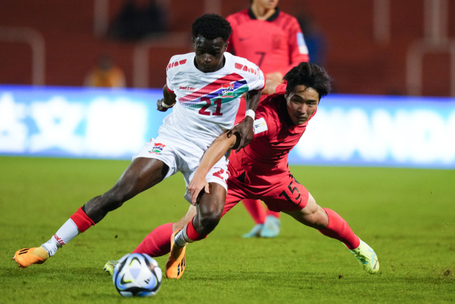 29일(한국 시간) 아르헨티나 멘도사 스타디움에서 열린 2023 국제축구연맹(FIFA) U-20 월드컵 조별리그 F조 최종전. 한국 수비수 조영광이 감비아의 마민 산양과 공을 다투고 있다. AP연합뉴스