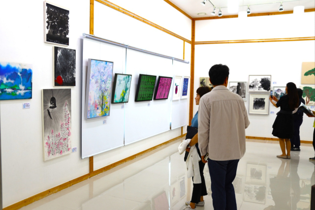 지난 27일 구미 무을면 보림미술관에서 관람객들이 한국 대표 작가들의 작품을 관람하고 있다. 보림미술관 제공