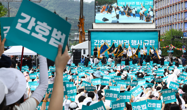 대한간호협회 회원들이 지난 5월 19일 서울 종로구 세종대로 일대에서 열린 간호법 거부권 행사 규탄 총궐기대회에서 16개 시·도 총선기획단 출범식을 하고 있다. 연합뉴스