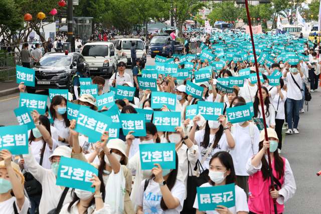 대한간호협회 회원들이 지난달 19일 서울 종로구 세종대로에서 윤석열 대통령의 간호법 거부권 행사를 규탄하며 서울역으로 행진하고 있다. 연합뉴스