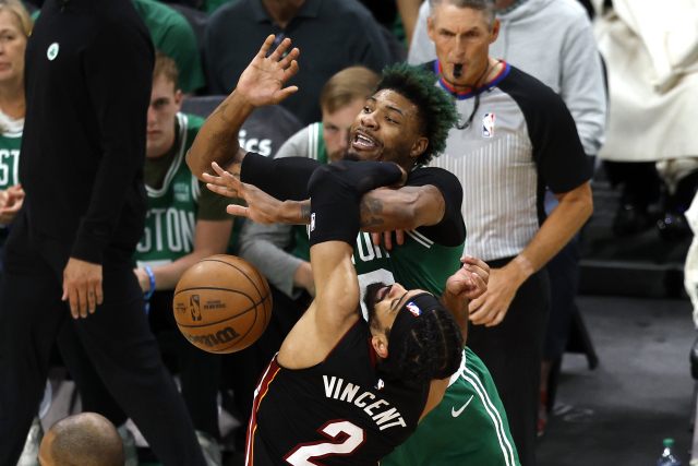 30일(한국 시간) 미국 보스턴에서 열린 미국 프로농구(NBA) 동부 콘퍼런스 파이널 시리즈 마이애미 히트와 보스턴 셀틱스의 7차전. 마이애미의 가드 가베 빈센트와 보스턴의 가드 마커스 스마트가 공을 차지하기 위해 몸싸움을 벌이고 있다. AP연합뉴스