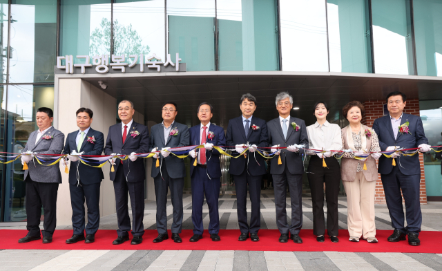 대구경북 대학생 1천명을 수용할 수 있는 대구행복기숙사가 중구 수창동에 건립됐다. 30일 이주호 교육부 장관, 홍준표 대구시장 등 인사들이 참여한 가운데 대구행복기숙사 개관식이 진행됐다. 교육부 제공