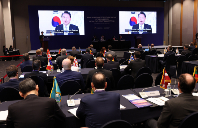 30일 제주 서귀포시 해비치 호텔에서 열린 대량살상무기(WMD) 확산을 방지하기 위한 국제협력체 확산방지구상(PSI) 고위급 회의에서 참석자들이 윤석열 대통령의 영상 메시지를 보고 있다. 연합뉴스