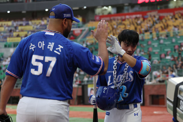 30일 인천에서 열린 2023 프로야구 삼성 라이온즈와 SSG 랜더스의 경기. 삼성의 이재현이 0대3으로 뒤진 5회초 솔로 홈런을 친 뒤 덕아웃으로 들어오며 삼성 선발 알버트 수아레즈의 환영을 받고 있다. 삼성 제공